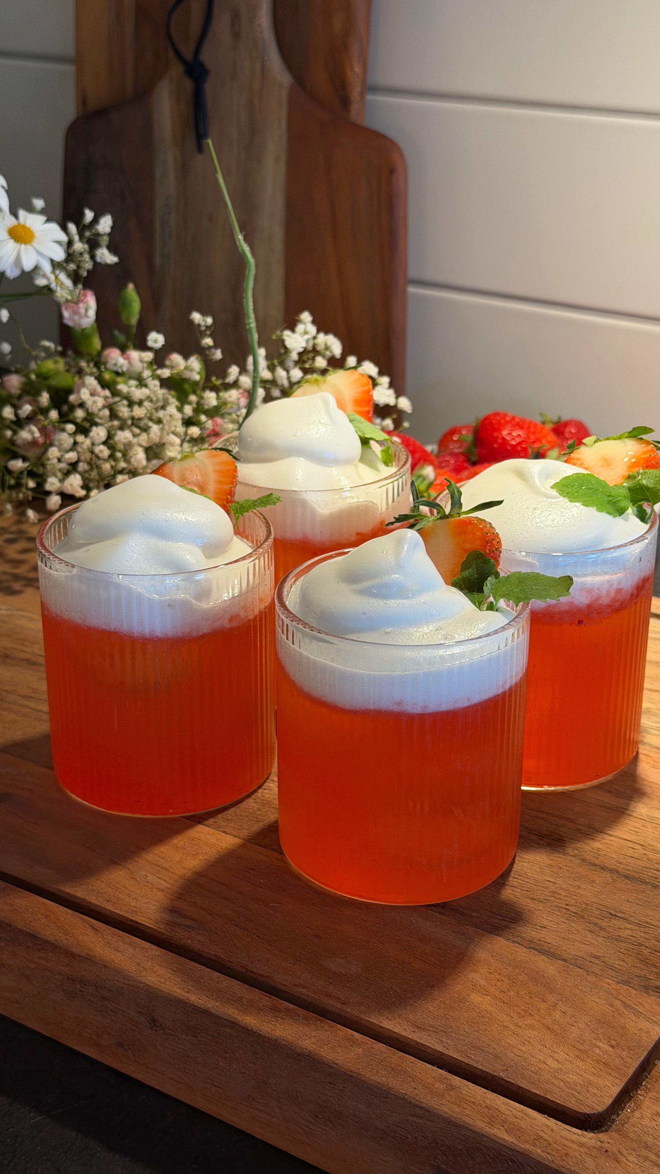 Marängtårta med jordgubb & rabarber som en drink